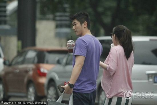 霍思燕挺大肚逛街，霍思燕男友杜江跟隨保護。