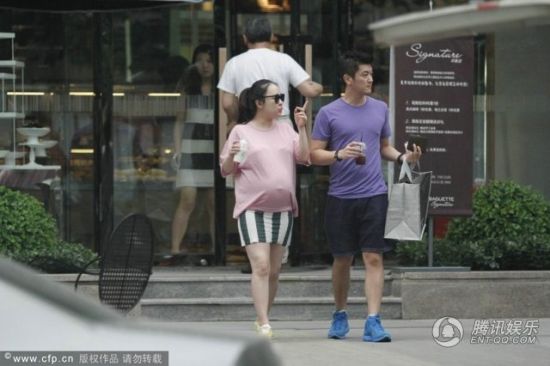 霍思燕挺大肚逛街，霍思燕男友杜江跟隨保護。