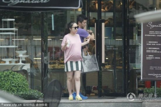 霍思燕挺大肚逛街，霍思燕男友杜江跟隨保護。