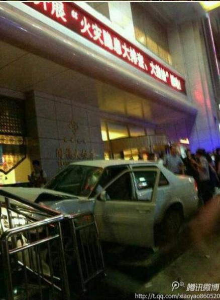 肇事捷達(dá)車被飯店門口石柱攔下