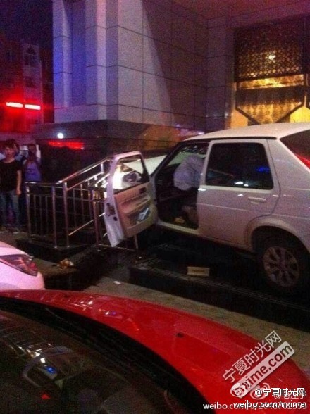肇事車頭因撞擊發(fā)生嚴(yán)重變形