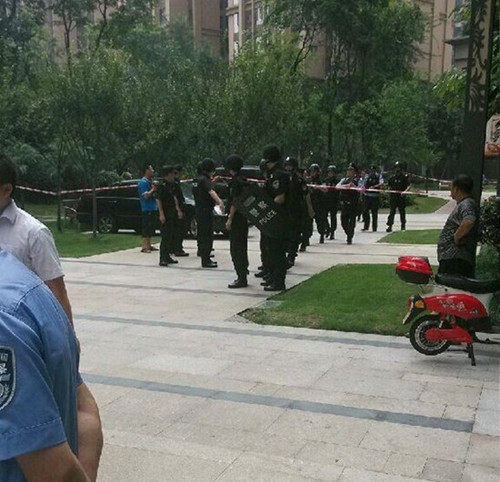 特警對小區進行了封鎖