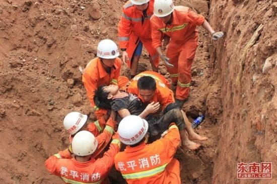 丈夫在工地坍塌瞬間舍身護(hù)妻