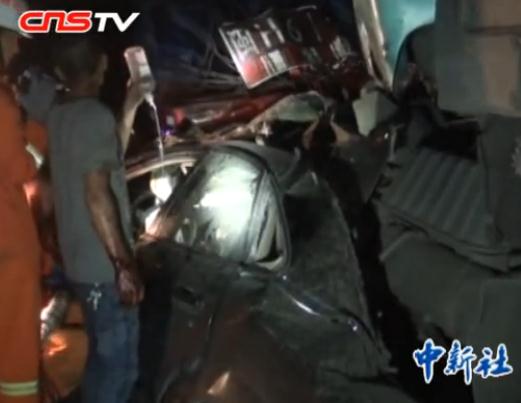 由于轎車車體嚴重變形
