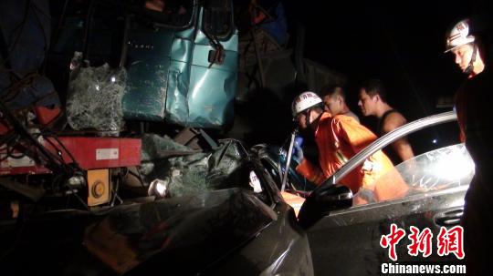 轎車撞擊后副駕駛兩人被困