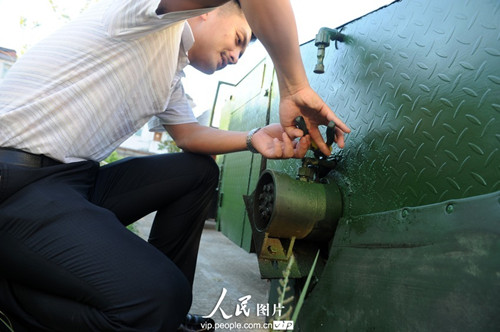 王國鋒在關(guān)閉保潔車上的水閘