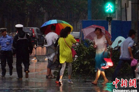 鄭州喜迎暴雨 突如其來的暴雨澆滅了高溫