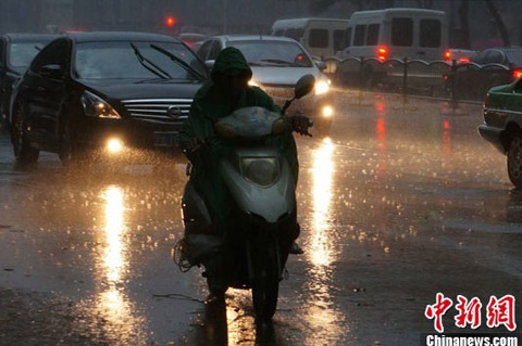 鄭州喜迎暴雨 突如其來的暴雨澆滅了高溫