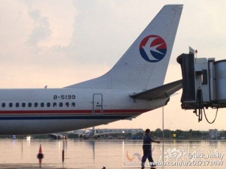 武漢機場大風把東航737吹轉了90度