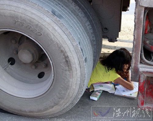 女孩被卷入車輪下現場圖片