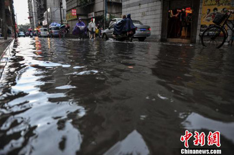昆明暴雨 傍晚時分下起暴雨道路積水嚴重全城堵車