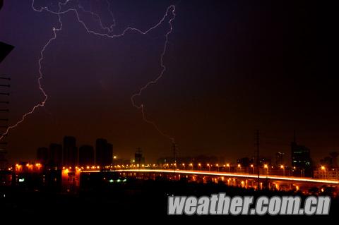 昆明8月15日暴雨 強(qiáng)雷雨來(lái)襲局地還下起了冰雹