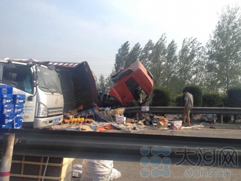 貨車(chē)側(cè)翻后貨物散落一地