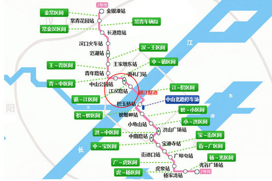 武漢地鐵漏水 暴雨使地鐵候車處變成下水道