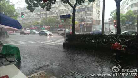 8月25日上海天氣 高溫暴雨雷電大風輪番上演