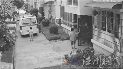 小男孩在120急救車右側(cè)追著跑