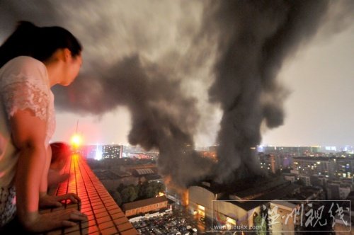 倉庫發(fā)生火災(zāi)后濃煙滾滾