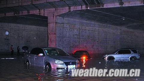 南寧暴雨來襲市區積水嚴重 學生騎電車涉水觸電身亡