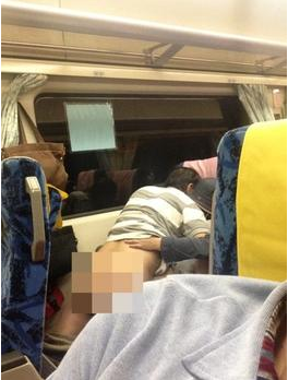 臺灣情侶列車上夸張親熱(圖)