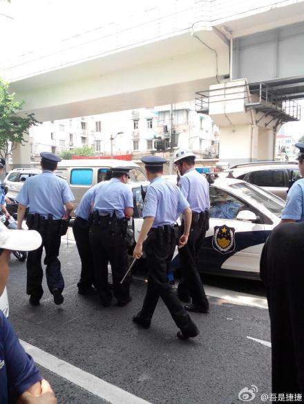 上海男子持刀欲攔截行人，民警開槍擊中其腿部將其制服。