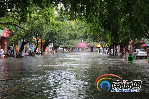 海口7日暴雨來襲 義龍路段積水嚴重沒過膝蓋