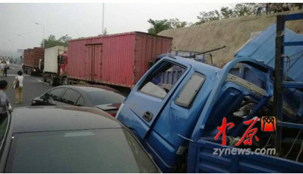 鄭少高速多車(chē)發(fā)生追尾車(chē)禍