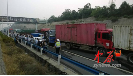 10輛車(chē)發(fā)生連環(huán)追尾車(chē)禍