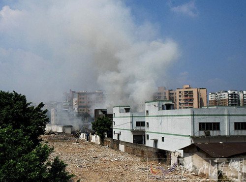 白云區鵝掌坦路爆炸現場濃煙