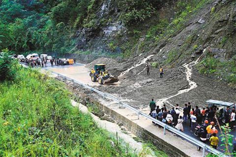 重慶持續(xù)14天降雨 造成多處公路出現(xiàn)山體滑坡