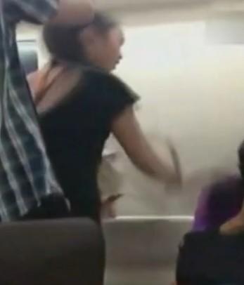地鐵遇見(jiàn)猥瑣男 成都地鐵上猥瑣男摸美女大腿被抽