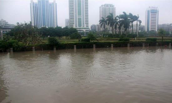 汕頭海濱路海水倒灌 天兔帶來大暴雨讓汕頭地區變成澤國