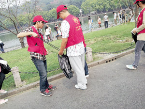 景區(qū)不文明現(xiàn)象之西湖煙蒂