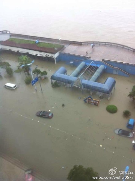 臺風來襲溫州瑞安淪陷 暴雨帶來大量雨水險情不斷
