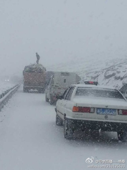 拉薩迎來第一場(chǎng)雪 車輛被困在雪中