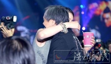 劉亦菲當(dāng)場(chǎng)撒咖啡只是意外，不是劉亦菲潑咖啡。