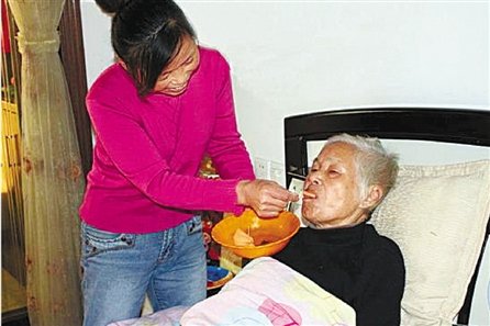 孝順兒媳陳秀翠照料婆婆10年