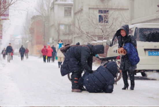 沈陽(yáng)大爺雪中被撞倒不訛人