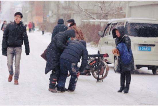 沈陽(yáng)大爺雪中被撞倒不訛人