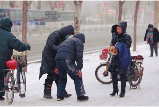 沈陽(yáng)大爺雪中被撞倒不訛人