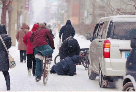 沈陽(yáng)大爺雪中被撞倒不訛人