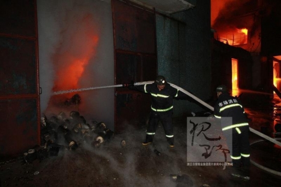 柯橋火災，12月21日晚紹興柯橋陽嘉龍村紗紡倉庫火災現場圖片