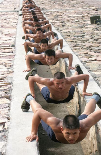 南京軍區(qū)俯臥撐比賽樊特赟做2902個(gè)俯臥撐