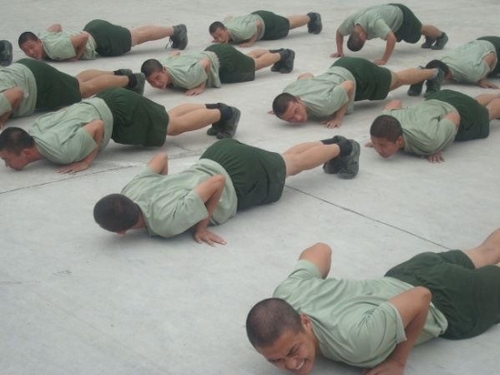 南京軍區(qū)俯臥撐比賽樊特赟做2902個(gè)俯臥撐