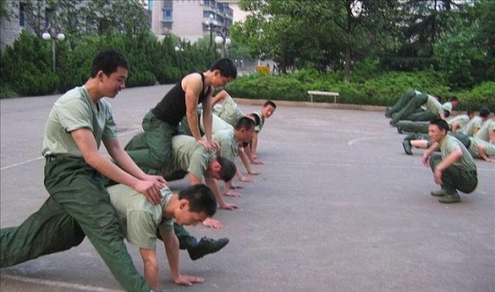 南京軍區(qū)俯臥撐比賽樊特赟做2902個(gè)俯臥撐