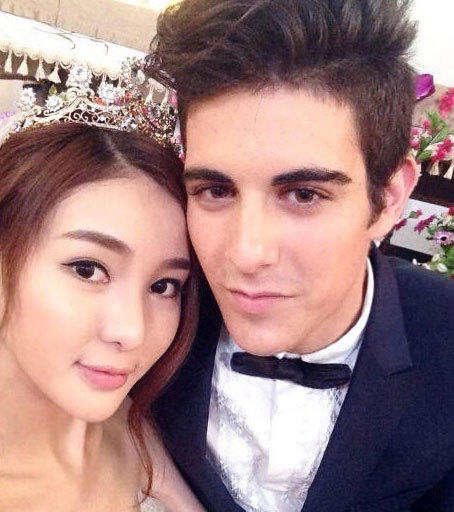 郭美美曬與外籍男友合影