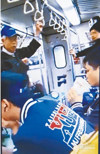 男子坐車一人占三位 老伯指責男子向老伯扔東西