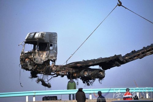 貨車燒成空殼圖片