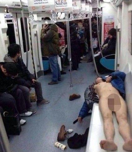 男子北京地鐵裸睡