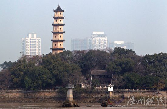 江心嶼的西塔出現(xiàn)傾斜