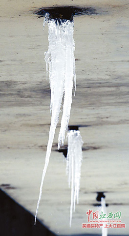江西南昌大雪帶來(lái)低溫天氣，排水管出現(xiàn)冰凌。